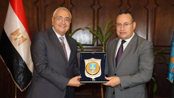  الدكتور عبد العزيز