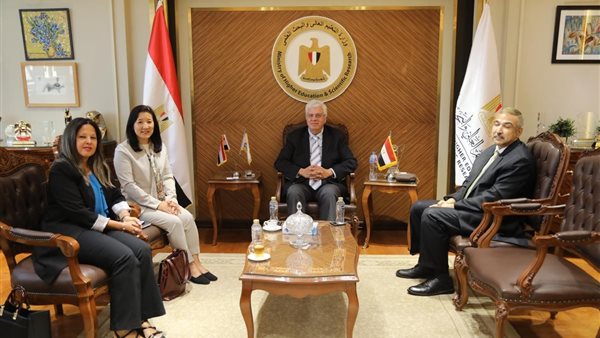  الدكتور أيمن عاشور