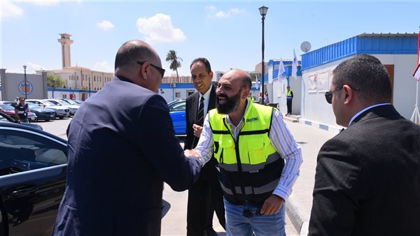 وزير العمل يزور موقع