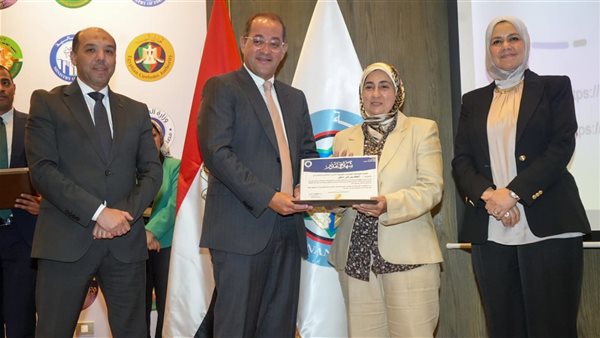 وزير المالية يكرم