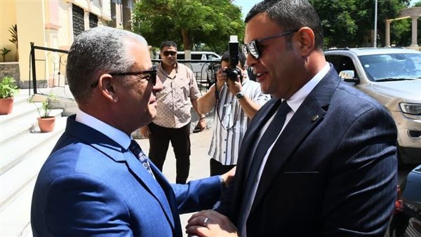 وزير الإسكان ومحافظ