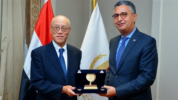 وزير التموين والسفير