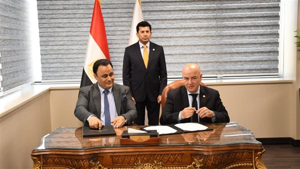 جانب من التوقيع