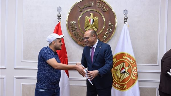 وزير العمل يُسلم