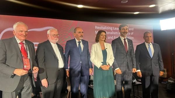 وزير الخارجية والهجرة