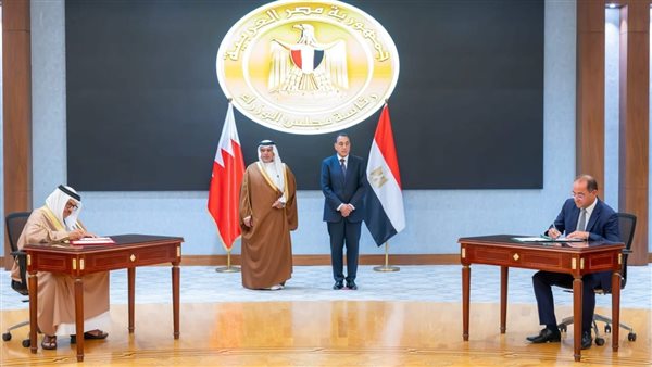 جانب من التوقيع