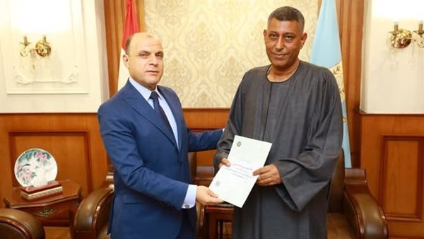 محافظ كفر الشيخ يُسلّم