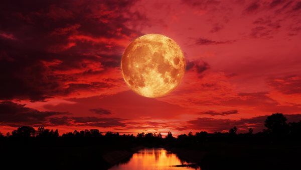 بدء خسوف القمر في