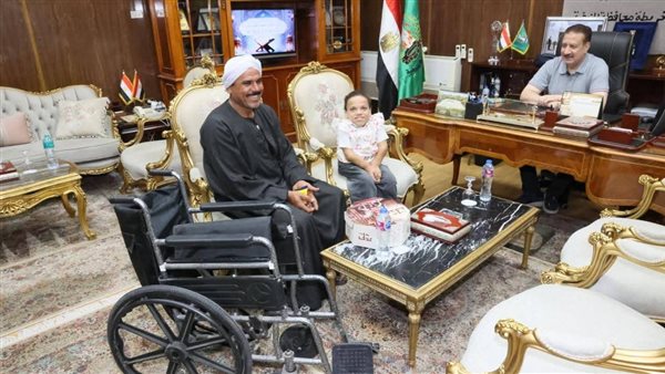 محافظ المنوفية والطفله