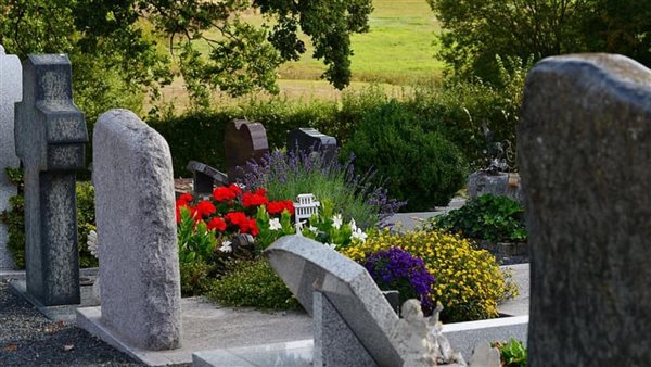 تفسير رؤية المقابر