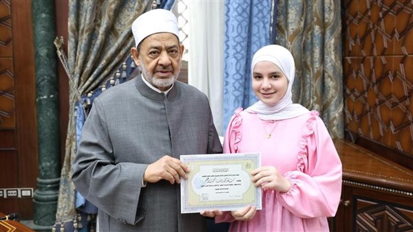 شيخ الازهر يكرم الطلاب