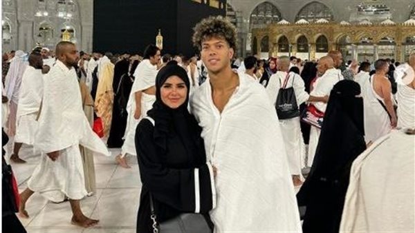 إمام عاشور وزوجتة