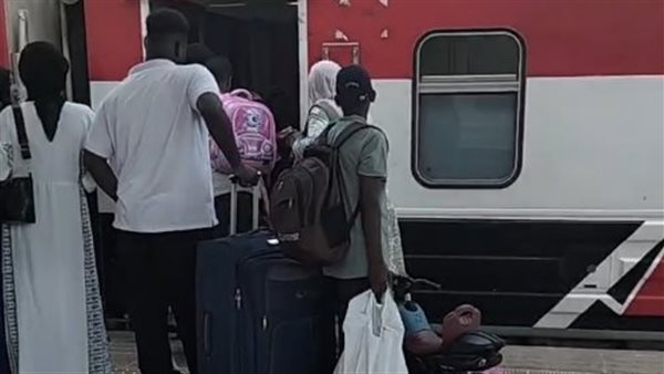 قطار الإنسانية يغادر