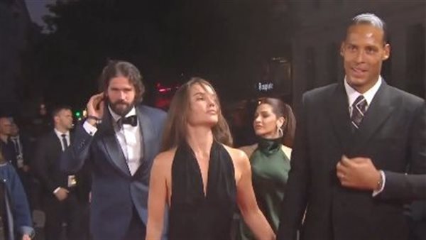 ثلاثة من أفراد فريق