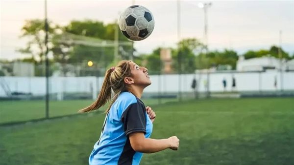 ضرب الكرة بالرأس