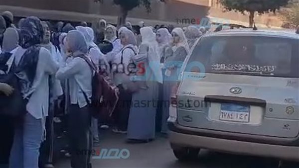 الطالبات بالشارع