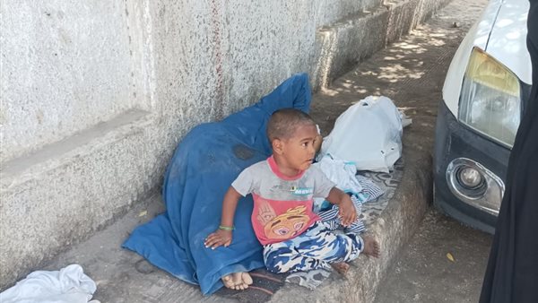 سيدة تنام فى الشارع