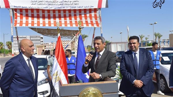 محافظ السويس يسليم