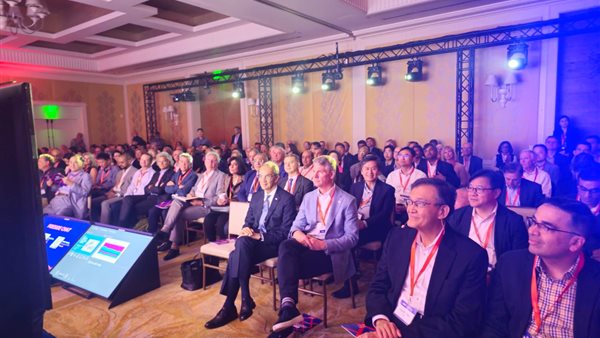  الدكتور عمرو طلعت