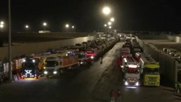  تحرك شاحنات قافلة