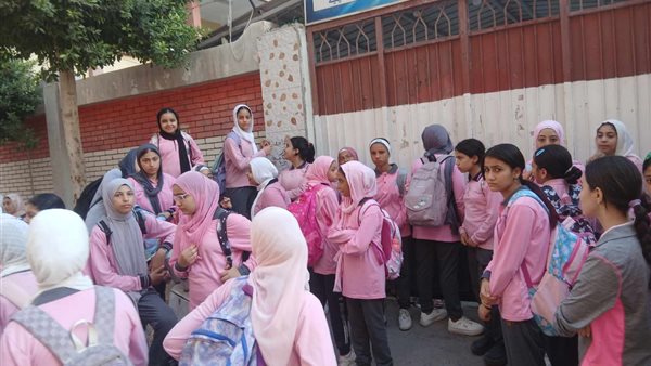 صورة الطلبة خارج