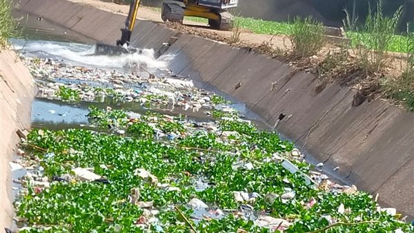 أثناء تطهير الترع