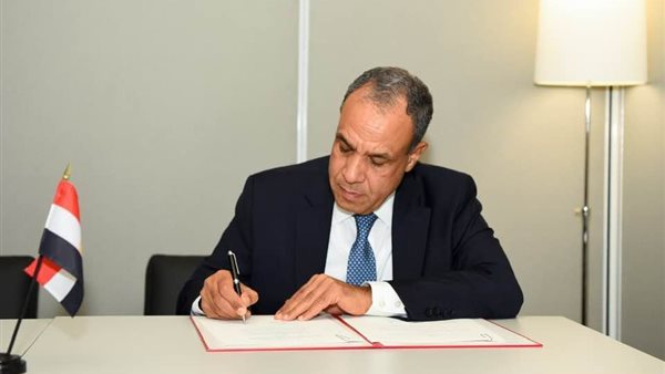 الدكتور بدر عبد العاطى