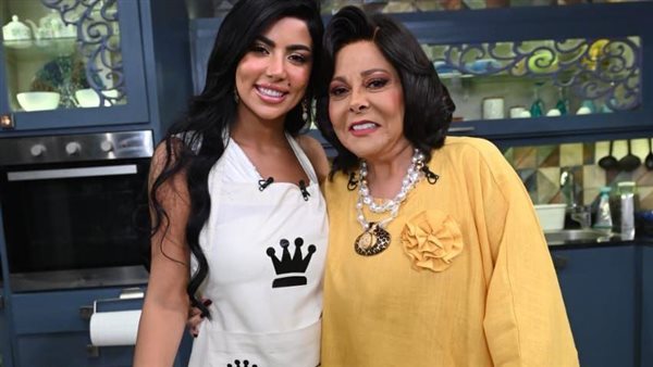 كارولين عزمي مع صاحبة