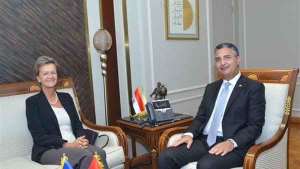 الدكتور شريف فاروق