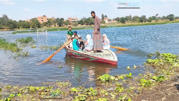 نقل الطلاب بقوارب