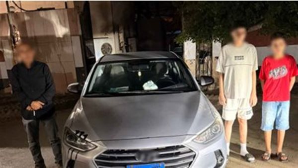 طفلا يقود السيارة