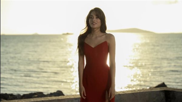 مسلسل غريب في المرآة