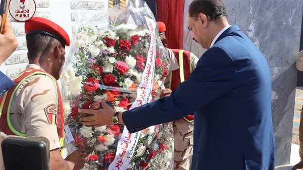 محافظ سوهاج يضع إكليلا