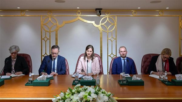  مناقشةَ عددٍ من