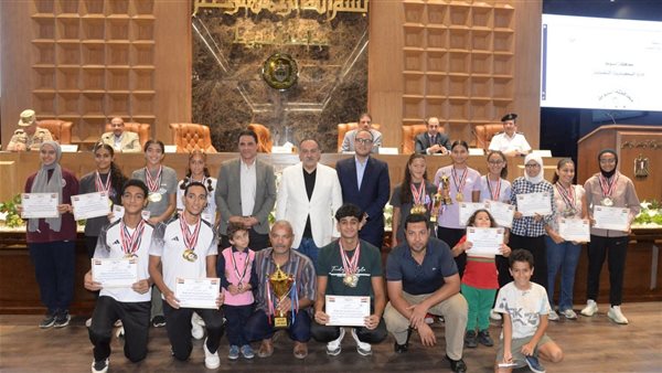 محافظ أسيوط يكرم