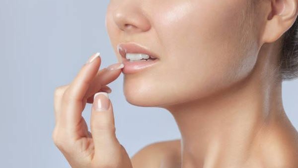 ترطيب الشفاه 