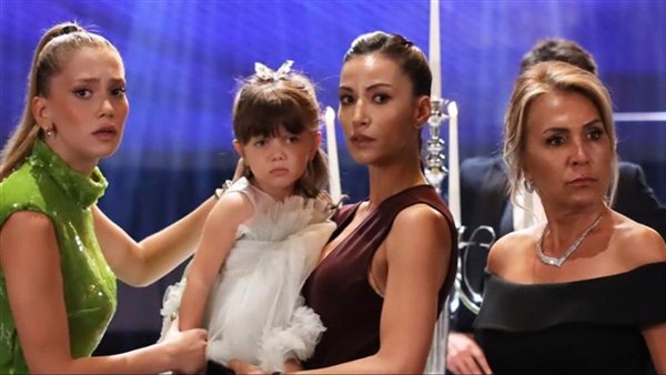 مسلسل غريب في المرآة