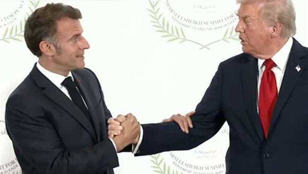 بطريقة غريبة مصافحة