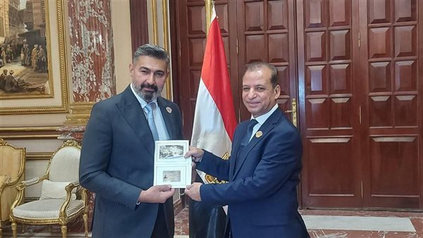 ياسر جلال يتسلم كارنيه