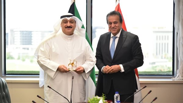  وزير الصحة مع وزير