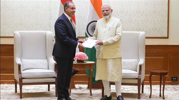 وزير الخارجية يسلم