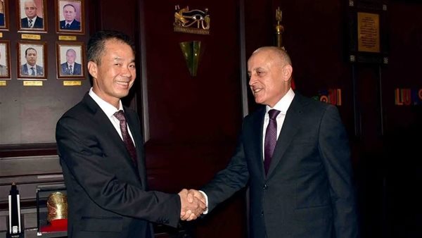 محافظ الأقصر يستقبل