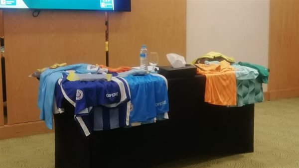 اطقم الفريقين 