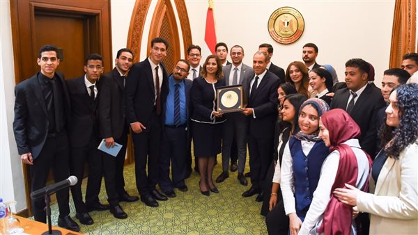 وزير الخارجية يلتقي