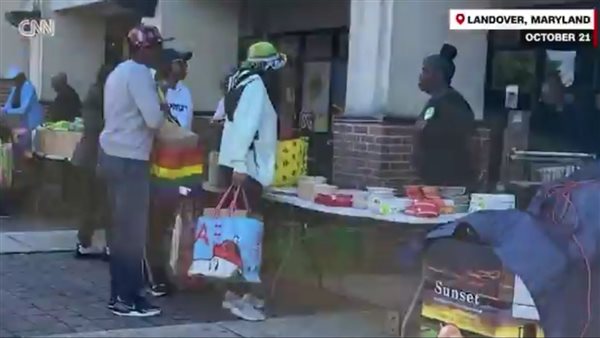 المئات من الموظفين