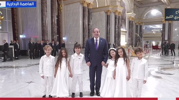 السيسي يلتقط صورة