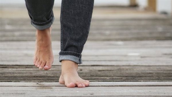 المشي حافي القدمين