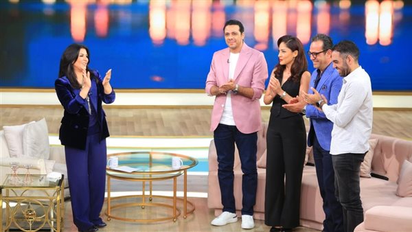 نجوم الفن مع منى