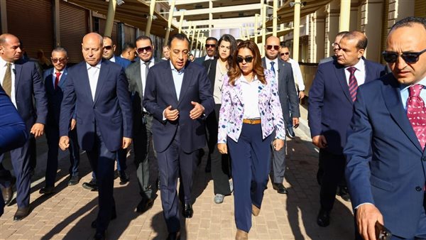رئيس الوزراء يفتتح