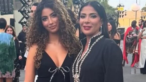 منى زكي وابنتها لي